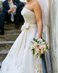  Продам красивое свадебное платье со шлейфом.  - Изображение #1, Объявление #74816