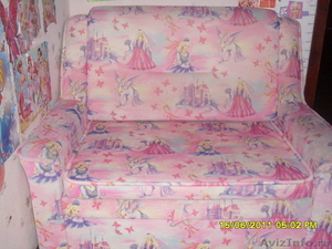 Продам детский розовый диван с крылатыми лошадками и барби. - Изображение #1, Объявление #294270
